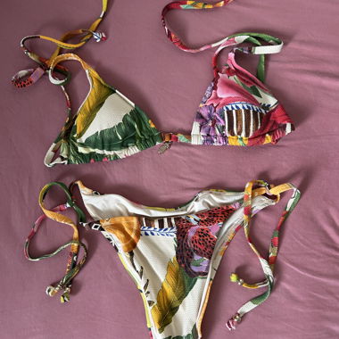Set bikini con motivi tropicali
