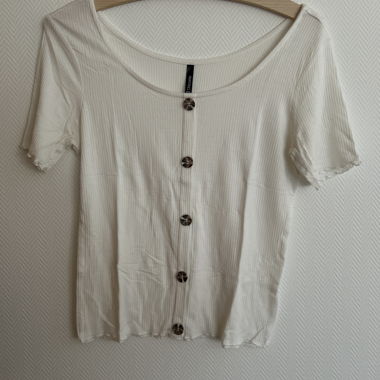 Top bianco con bottoni sul davanti