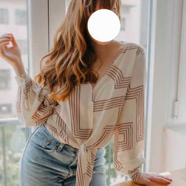 Blusa da donna con scollo a V e fantasia con nastro annodabile