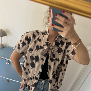 Cute silk blouse that can be tied up in the front