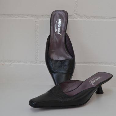Schwarze Kittenheels