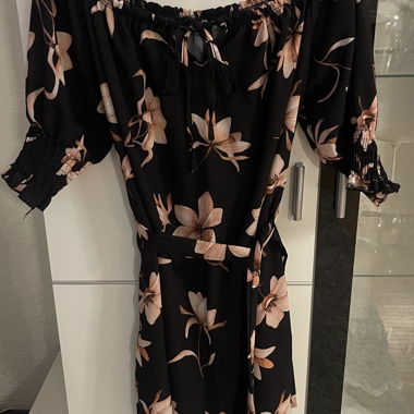 Schwarzes Off-Shoulder Kleid mit Blüten