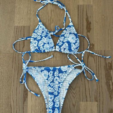 Cute bikini set in blue/white, floral
