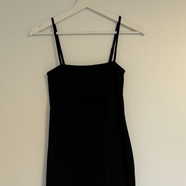 Schwarzes Kleid mit Schlitz