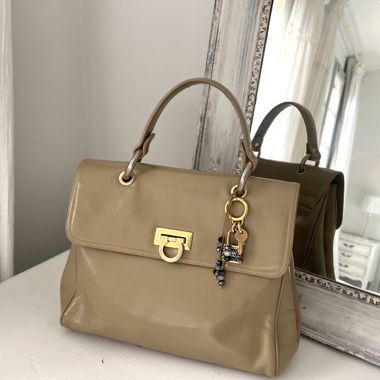 Bally Leder-Handtasche beige mit Schloss