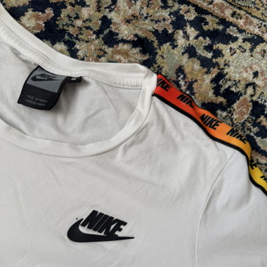 Nike T-Shirt (Weiss mit Logos auf den Schultern)