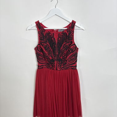 Abito rosso senza maniche con decorazioni