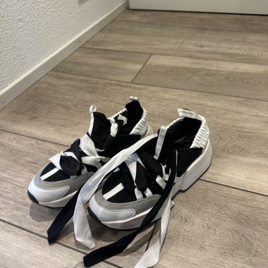 Weisse und schwarze Sneaker