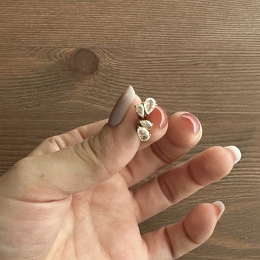 16 earrings with drop stones