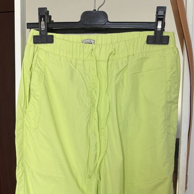 Grüne Parachute-Hose