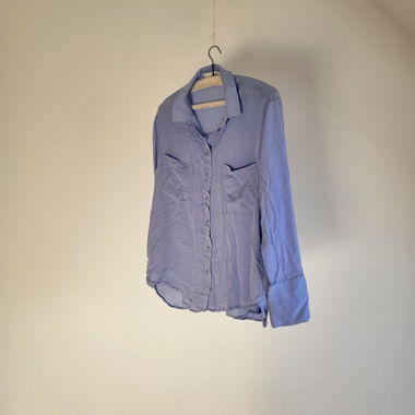 Blouse bleue avec boutons argentés