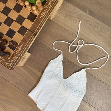 Top in maglia bianco con nastro da annodare