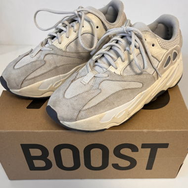Adidas Yeezy Boost 700