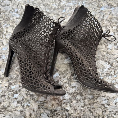 Tacchi alti neri in mesh