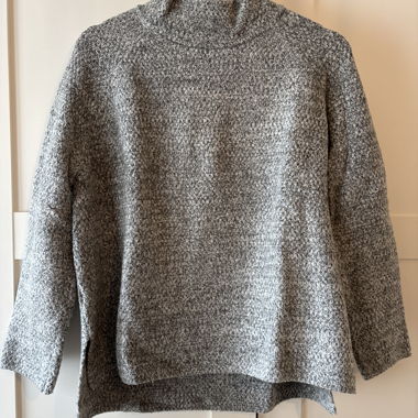 Grauer Pullover mit Stehkragen