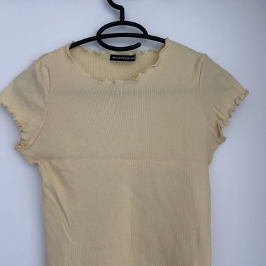 Top corto in maglia a coste giallo chiaro