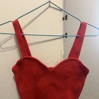 rotes Trägeroberteil bauchfrei