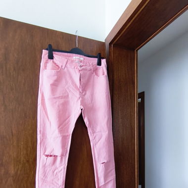 Jeans rosa con strappi
