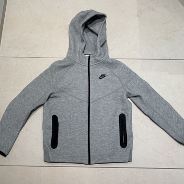 Graue Nike Tech