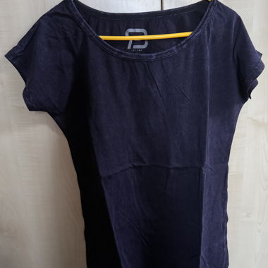 T-shirt foncé à encolure large, taille L