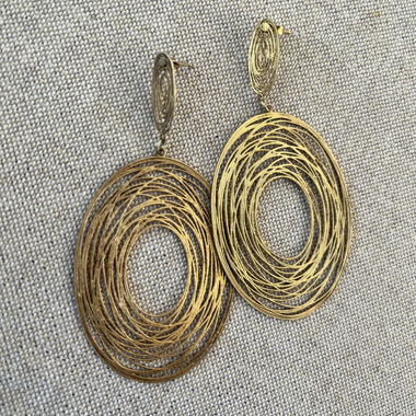 Statement-Ohrringe aus goldenem Metall