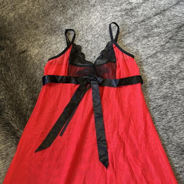 Rotes Babydoll-Spitzenkleid-Top mit schwarzem Band