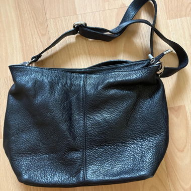 Schwarze Lederschultertasche