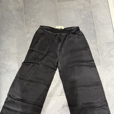 Schwarze Stoffhose Satin
