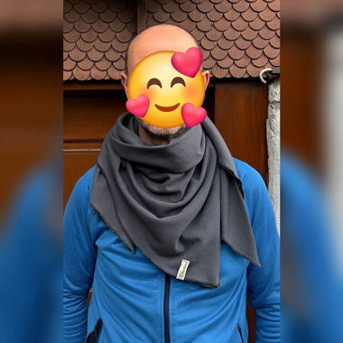 Grauer Dreieckschal