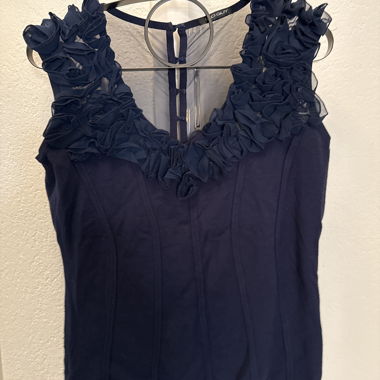 Top da donna scuro con balze