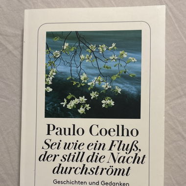 Sei wie ein Fluß der still die Nacht durchströmt