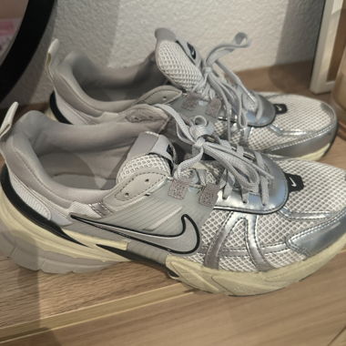 Nike V2K Run Sneaker 40