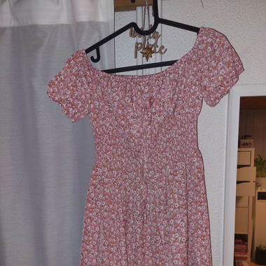 Geblümtes Kleid