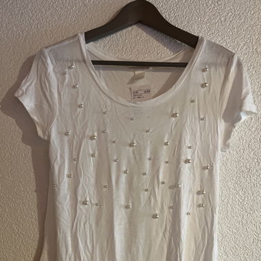 Weisses T shirt mit Perlen