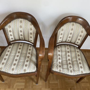 Coppia di sedie vintage in legno con braccioli 