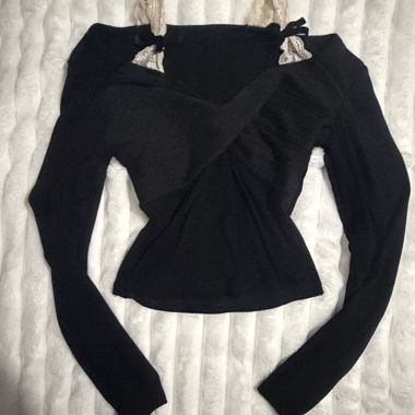 top noir mignon avec dentelle et nœud