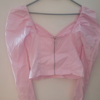 Top corto rosa con maniche a sbuffo