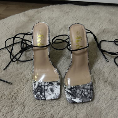 Heeled sandals mit Schnueren