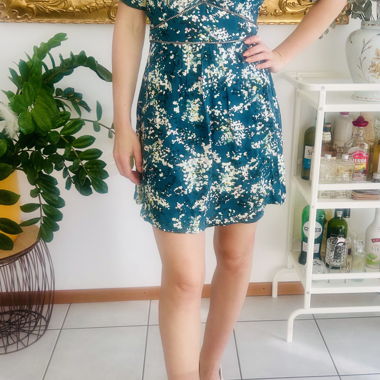 Robe courte verte à fleurs, manches courtes