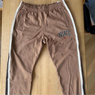 Nike Retro Jogginghose in Braun