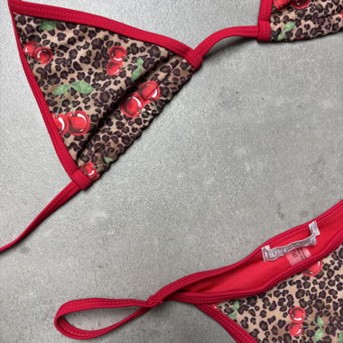 Bikini string imprimé cerises/léopard