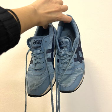 Blaue Asics Curreo