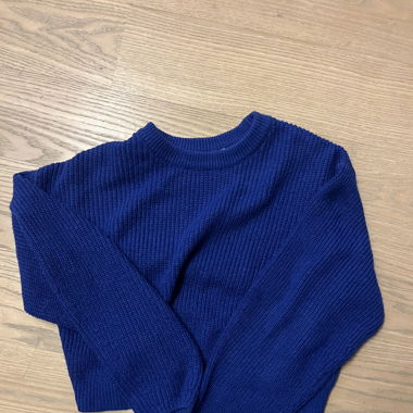 Blauer gestrickter Pullover