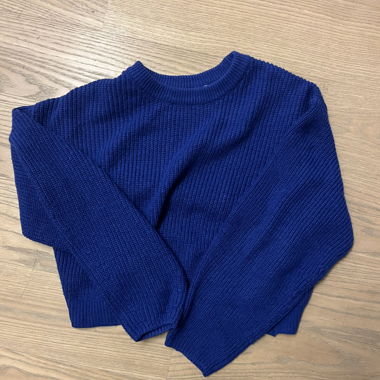 Blauer gestrickter Pullover