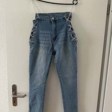 Jeans avec détail chaîne
