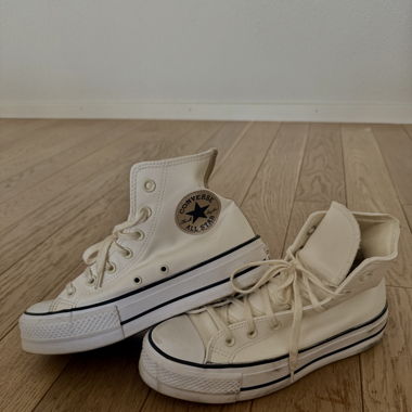 Converse Chuck Taylor lift