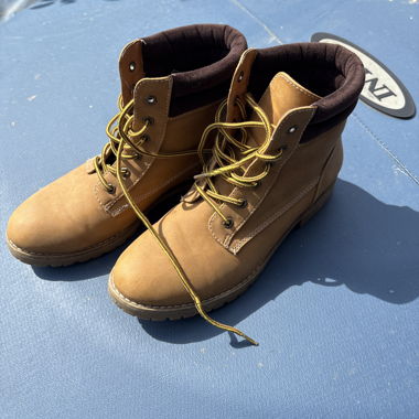 Braune Wanderschuhe