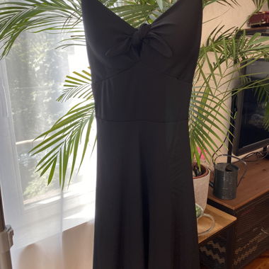 Kurzes schwarzes Sommerkleid