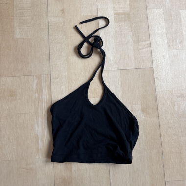 Top nero con spalline annodate