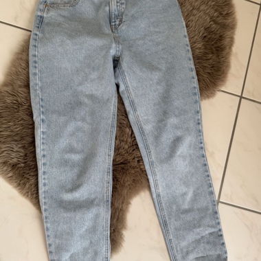 Hellblaue High-Waist Mom-Jeans